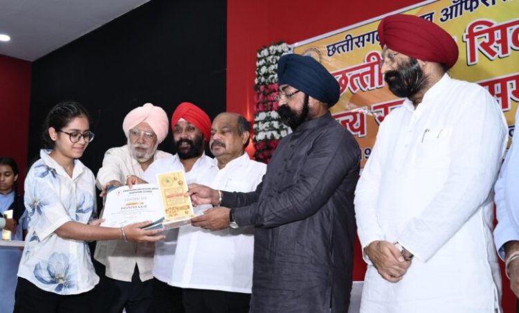 सिख समाज का गौरवमयी सम्मान समारोह: मेधावी विद्यार्थियों को किया गया सम्मानित  शिक्षा, सेवा और सम्मान का संगम – पुरंदर मिश्रा ने की सिख समाज की सराहना”