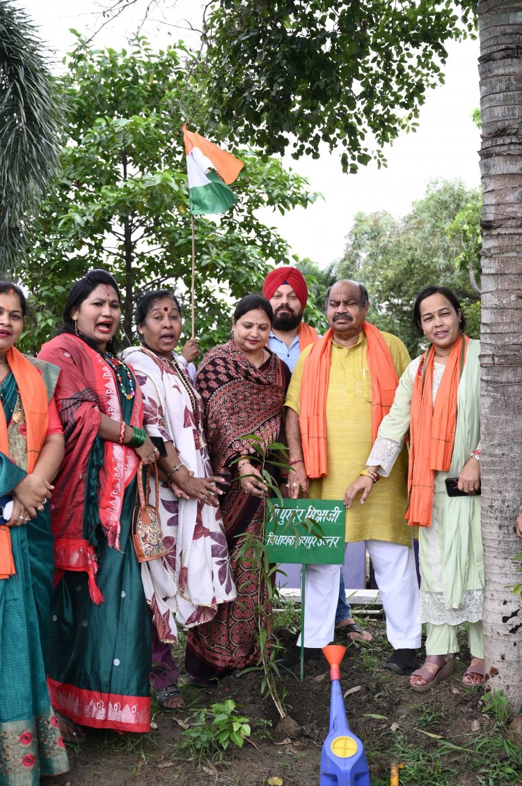 “एक पेड़ माँ के नाम” अभियान के तहत वृक्षारोपण कर वीर शहीदों को दी गई श्रद्धांजलि