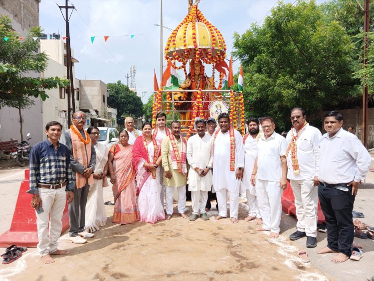गीतांजली नगर भारत माता चौक मै 15 अगस्त के शुभ आवसर पर (अध्यक्ष)भरत सिंह ठाकुर जी के बताऐ अनुसार आज भारत माता समिति के तत्वधान मे 79 स्वत्रंता दिवस के शुभ आवसर पर धव्जारोहन