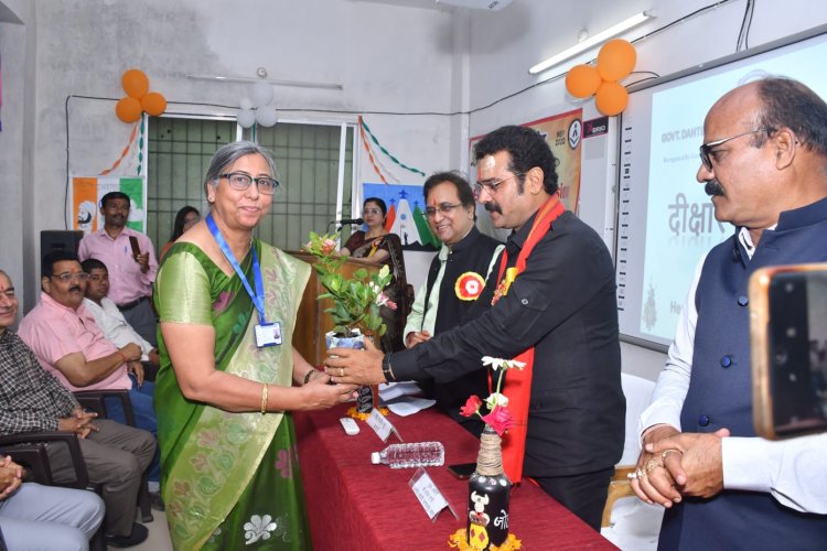 शासकीय दंतेश्वरी पी जी महिला महाविद्यालय जगदलपुर में नवप्रवेशित छात्राओं के लिए दीक्षारंभ कार्यक्रम का आयोजन किया गया।