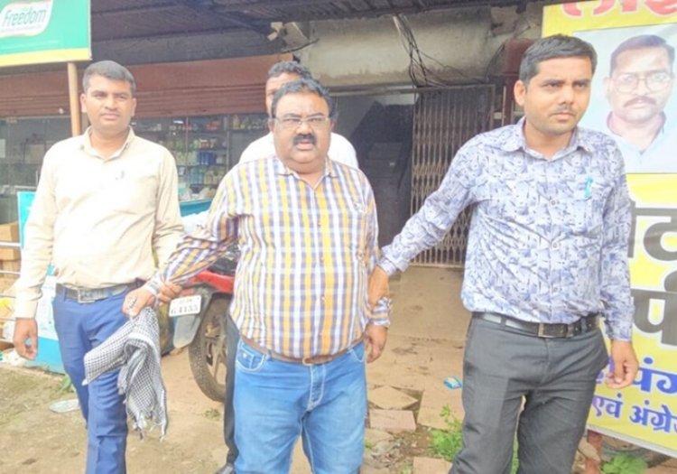 रिश्वत लेते रंगे हाथ गिरफ्तार हुआ जिला पटवारी संघ अध्यक्ष