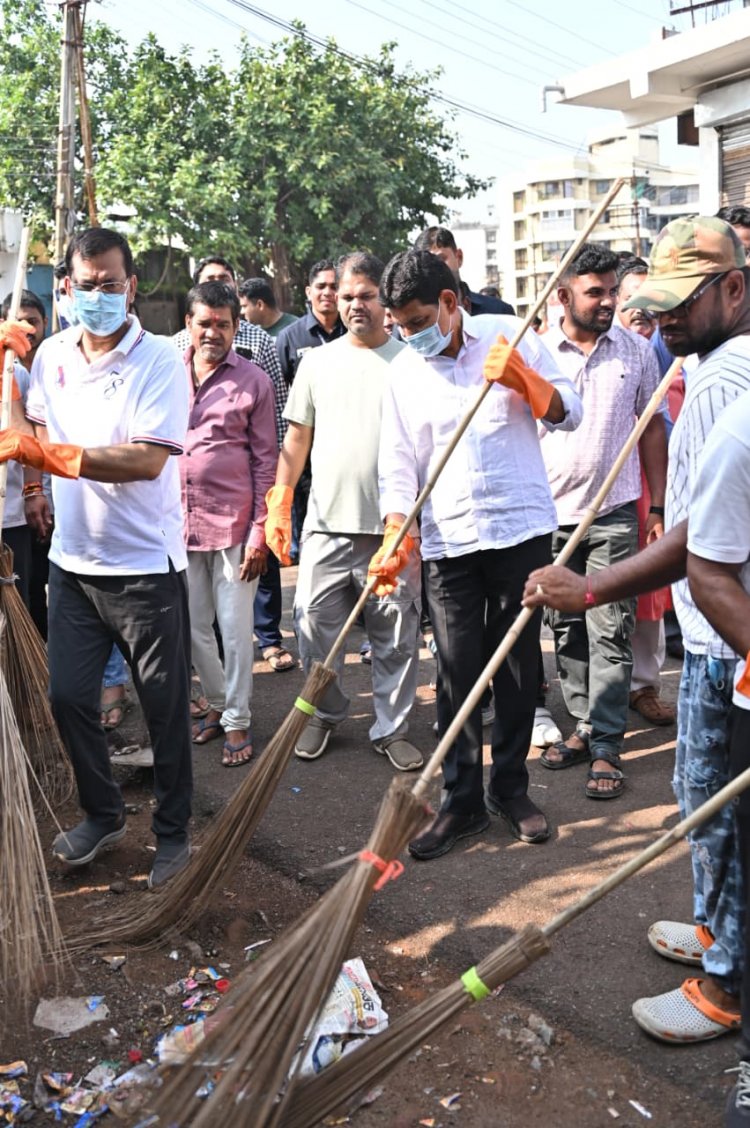 राजस्व मंत्री श्री टंक राम वर्मा ने खेल मैदान में सफाई कर दिया स्वच्छता का संदेश