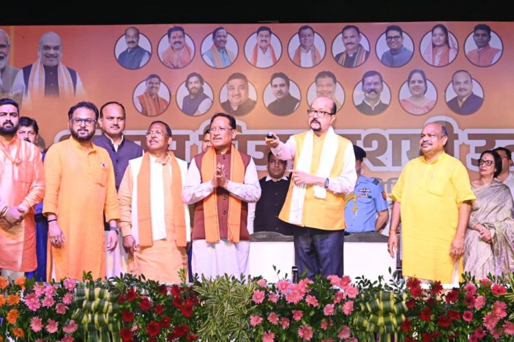 डब्ल्यू आर एस दशहरा मैदान में महामहिम राज्यपाल और मुख्यमंत्री साय ने बटन दबाकर किया दशानन रावण के 101 फीट का पुतला दहन