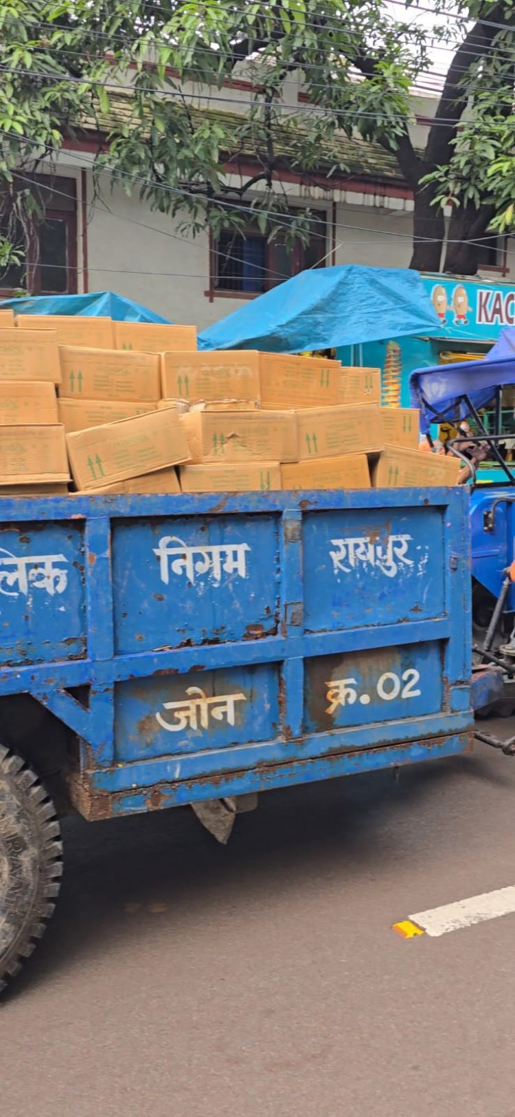 रायपुर निगम प्रशासन पर उठ रहा सवाल निगम के ट्रैक्टर बने निजी नौकर डीजल की हो रही बढ़ी मात्रा में खपत और कर्मियों से करवाए जा रहे निजी काम: बंटी होरा