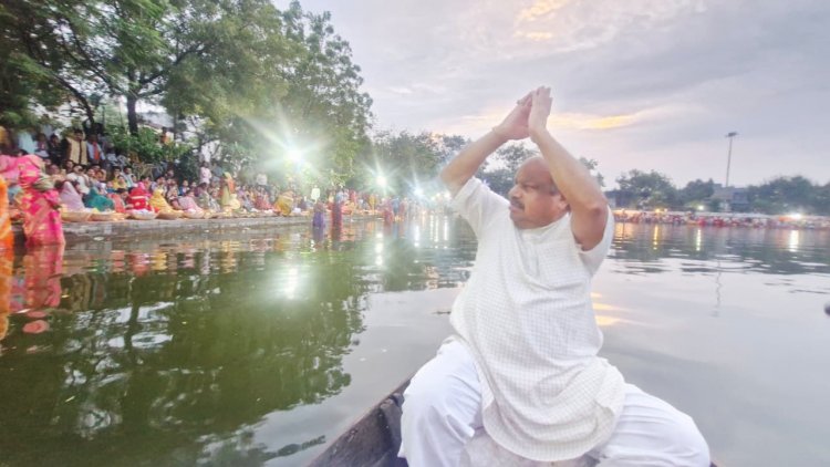 नाव पर पहुंचे विधायक पुरंदर मिश्रा, उगते सूर्य को अर्घ्य देने उमड़ी आस्था की भीड़