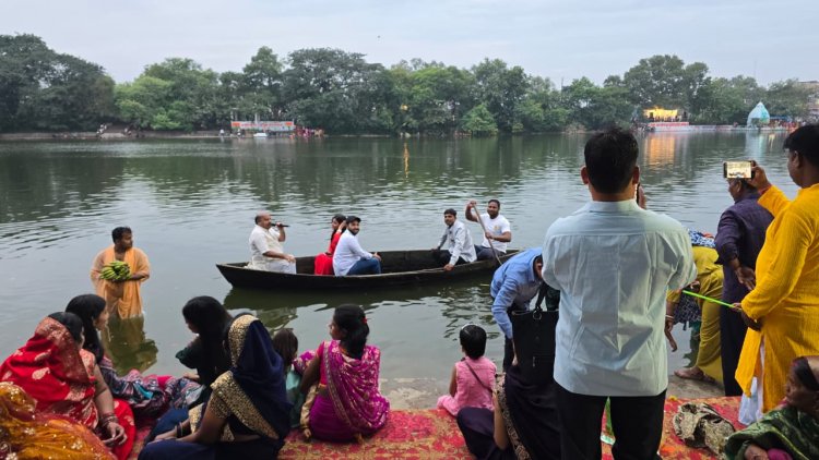 नाव पर पहुंचे विधायक पुरंदर मिश्रा, उगते सूर्य को अर्घ्य देने उमड़ी आस्था की भीड़