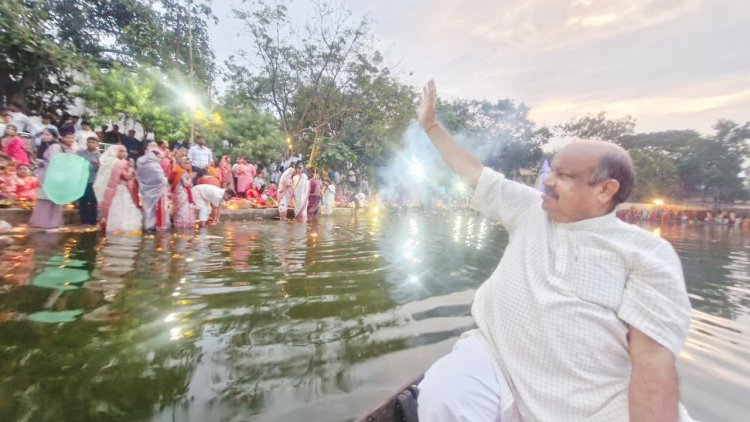नाव पर पहुंचे विधायक पुरंदर मिश्रा, उगते सूर्य को अर्घ्य देने उमड़ी आस्था की भीड़