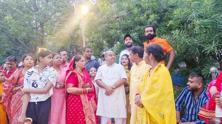 नाव पर पहुंचे विधायक पुरंदर मिश्रा, उगते सूर्य को अर्घ्य देने उमड़ी आस्था की भीड़