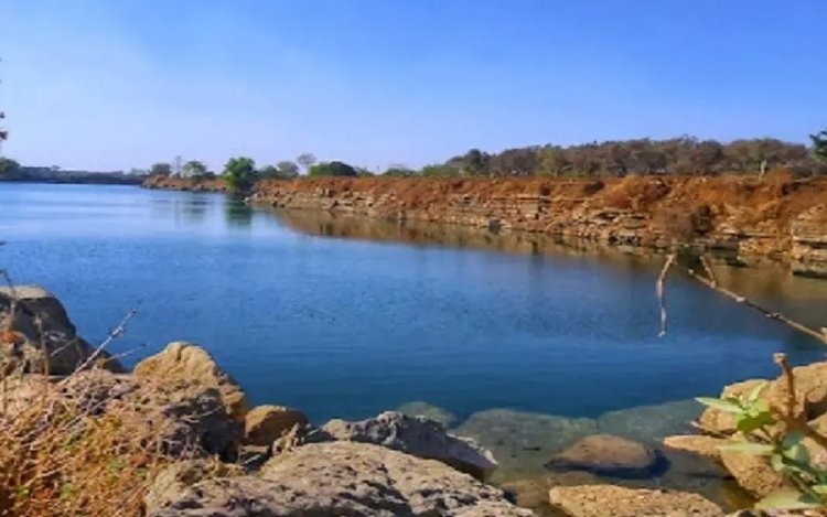 ब्लू वाटर में डूबे दो छात्र, शव की तलाश जारी...