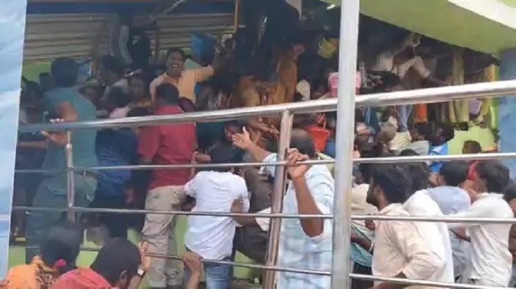 काशीबुग्गा स्थित वेंकटेश्वर स्वामी मंदिर में भगदड़: 7 की मौत, कई घायल...