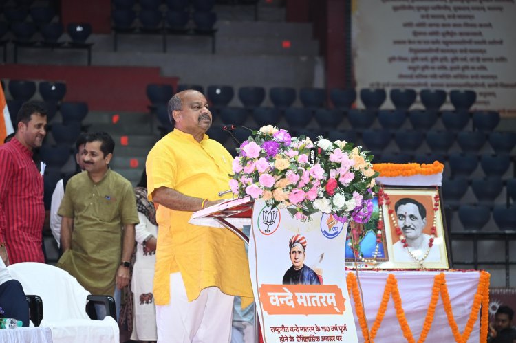 देशभक्ति का अनोखा संगम — पुरंदर मिश्रा की पहल से रायपुर में 7 हजार स्वर बने राष्ट्रप्रेम की धड़कन