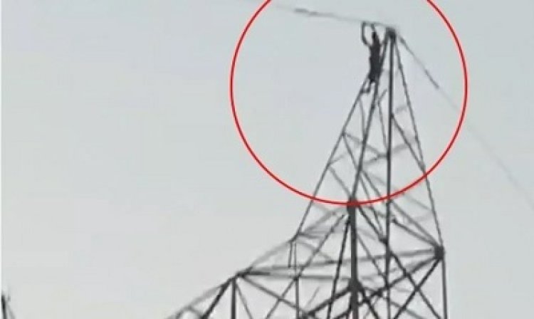मोबाइल की ऐसी जिद कि 35 फीट ऊंचे टावर पर चढ़ा युवक