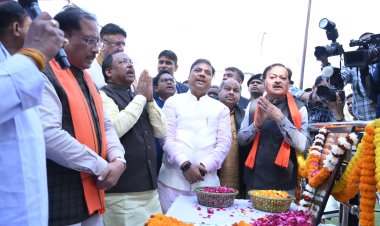 जयस्तंभ चौक पर शहीद वीर नारायण सिंह को नमन — विधायक पुरंदर मिश्रा ने मुख्यमंत्री संग अर्पित की श्रद्धांजलि