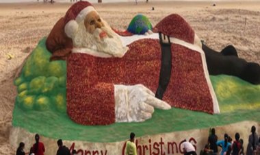 सुदर्शन पटनायक ने सेब और रेत से बनाया सांता क्लॉज