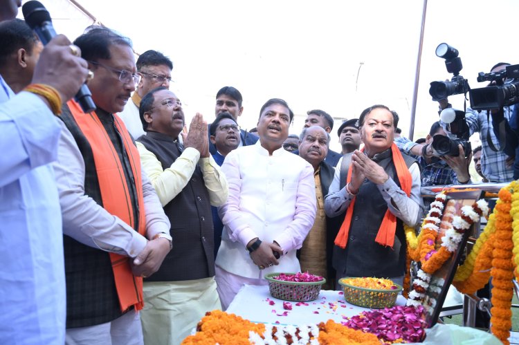 जयस्तंभ चौक पर शहीद वीर नारायण सिंह को नमन — विधायक पुरंदर मिश्रा ने मुख्यमंत्री संग अर्पित की श्रद्धांजलि