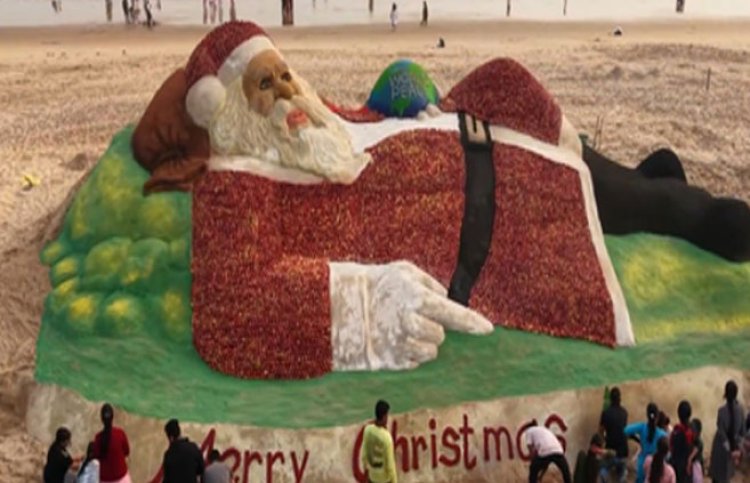 सुदर्शन पटनायक ने सेब और रेत से बनाया सांता क्लॉज