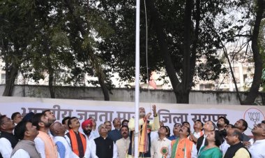 गणतंत्र दिवस पर राष्ट्रभक्ति का साक्षी बना एकात्म परिसर, ध्वजारोहण में पुरंदर मिश्रा की सहभागिता