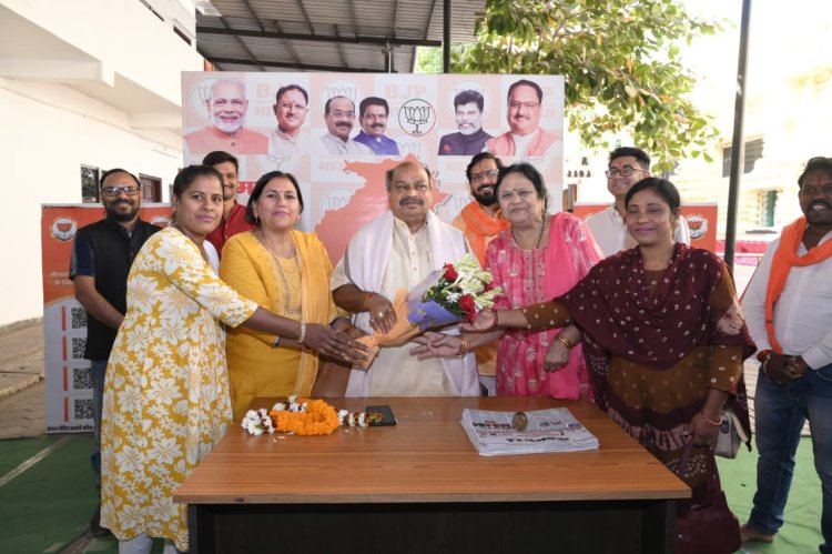 शंकर नगर मंडल के नव-नियुक्त पदाधिकारियों ने विधायक पुरंदर मिश्रा से की सौजन्य भेंट  पावन जगन्नाथ मंदिर परिसर में हुआ आत्मीय स्वागत, मिठाई खिलाकर दी गई बधाई