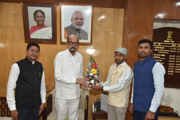 अतिथि व्याख्याताओं की सेवा शर्तों एवं व्यवस्था में सुधार हेतु राज्यपाल को सौंपा गया ज्ञापन