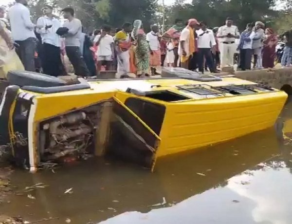 स्कूल बस पुल के नीचे गिरी, एक छात्र की मौत, 13 से अधिक घायल
