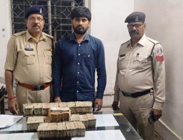 स्कूटर से बरामद हुए 75 लाख नकद