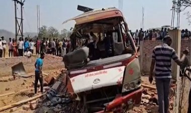 यात्री बस पलटी, बच्चे समेत 6 की मौत, 9 गंभीर घायल