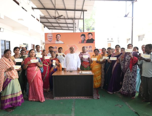 होली के रंगों संग सेवा का संकल्प: विधायक पुरंदर मिश्रा ने जरूरतमंदों को स्वेच्छानुदान राशि वितरित की