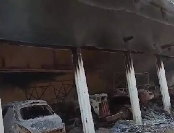 किसान के बाड़े में लगी भीषण आग, 3 ट्रैक्टर और कार जलकर खाक