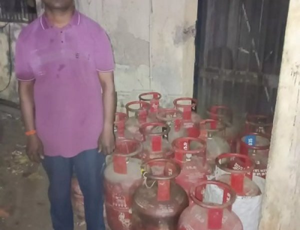 रायपुर में अवैध गैस सिलेंडर का भंडारण पकड़ा, 16 सिलेंडर जब्त