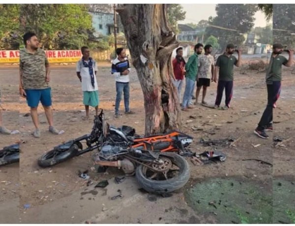 भिलाई में हादसा : पेड़ से टकराई बाइक, दो की हालत गंभीर