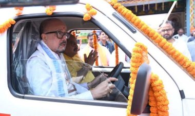 पहियों पर दौड़ी संवेदना: रमेन डेका की अगुवाई, पुरन्दर मिश्रा के साथ जनसेवा का संकल्प