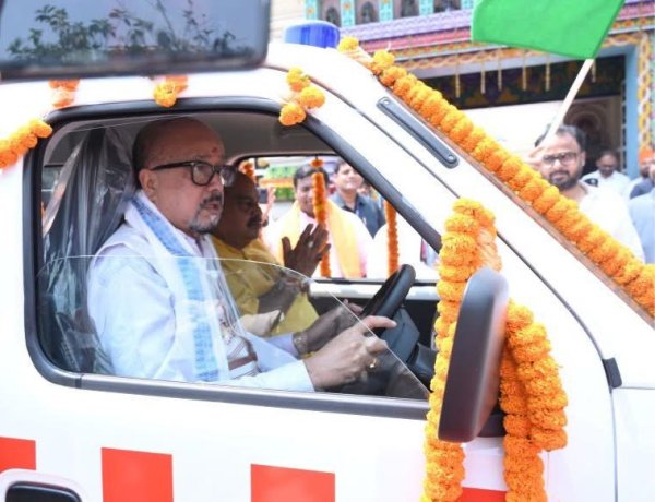 पहियों पर दौड़ी संवेदना: रमेन डेका की अगुवाई, पुरन्दर मिश्रा के साथ जनसेवा का संकल्प