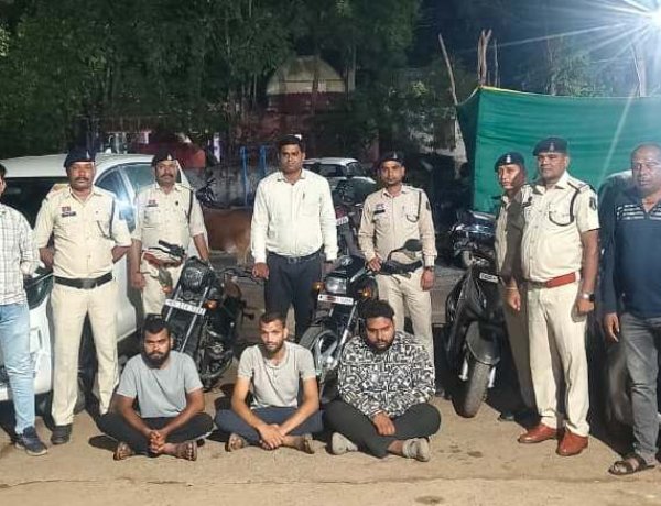 बैंक खातों को अनहोल्ड कर रकम निकालने वाले 3 आरोपी गिरफ्तार