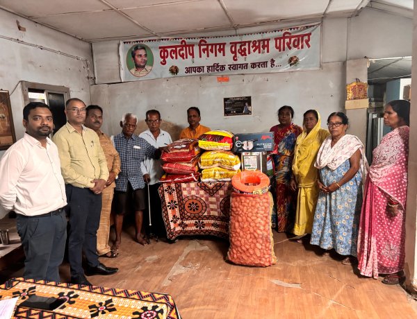 कुलदीप निगम वृद्धाश्रम में पंजाब नेशनल बैंक  द्वारा अन्नदान