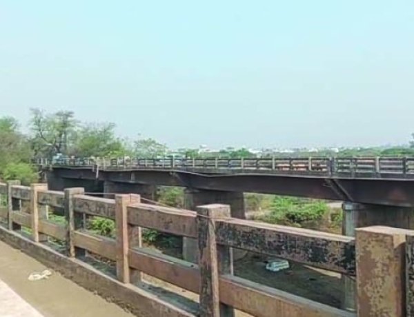 दुर्ग  खारुन नदी ब्रिज पर तेज रफ्तार ट्रक का कहर, बाइक सवार की मौके पर मौत