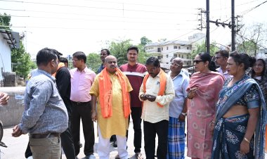 पंडरी के झंडा चौक एवं अरमान नाला क्षेत्र का ई-रिक्शा से निरीक्षण करने पहुँचे विधायक पुरंदर मिश्रा