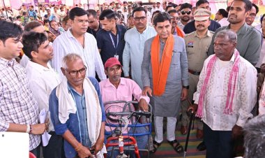 बिजली की कड़क ने छीने थे पैर, 'सुशासन' ने दी आत्मनिर्भरता की नई उड़ान  ​धमतरी के शिवचरण की टूटी उम्मीदों को समाधान शिविर ने दिया नया संबल  राजस्व मंत्री के हाथों मिली मोटराइज्ड ट्राईसाइकिल