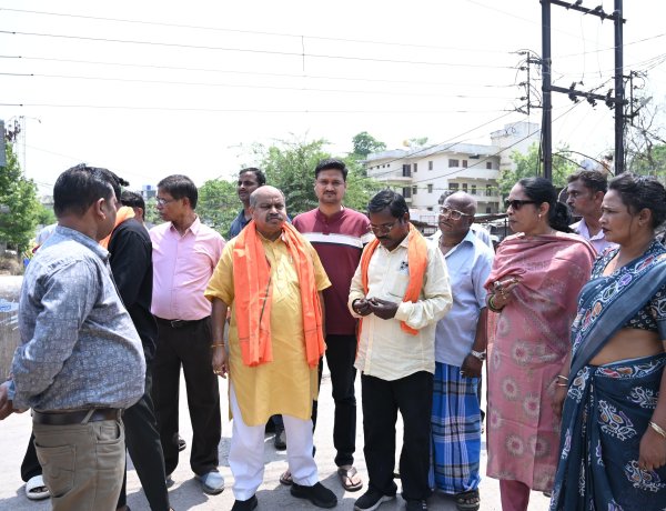 पंडरी के झंडा चौक एवं अरमान नाला क्षेत्र का ई-रिक्शा से निरीक्षण करने पहुँचे विधायक पुरंदर मिश्रा