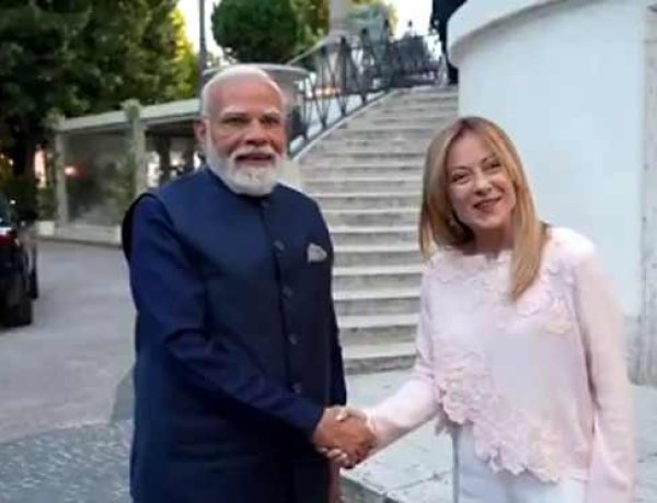 इटली पहुंचे पीएम मोदी ने जॉर्जिया मेलोनी को भेंट किया मेलोडी टॉफी का पैकेट