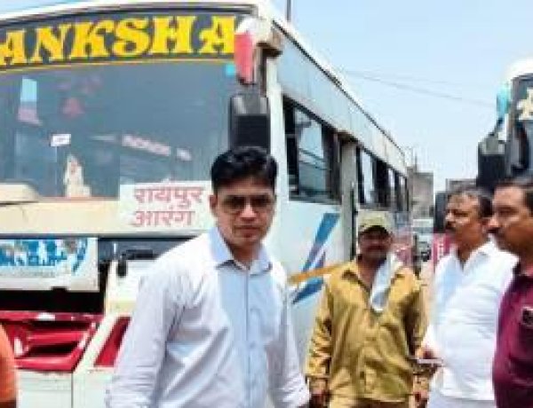 महासमुंद बस स्टैंड में आरटीओ द्वारा बसों का औचक निरीक्षण