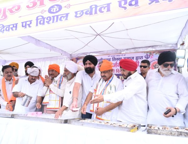 श्री गुरु अर्जन देव जी के 420वें शहीदी वर्ष पर विशाल छबील (मीठा शरबत) सेवा कार्यक्रम में विधायक पुरन्दर मिश्रा हुए शामिल
