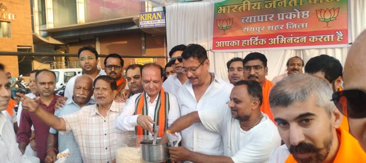 जयस्तंभ चौक पर भाजपा का जश्न, जीत पर बांटी गई झालमुड़ी