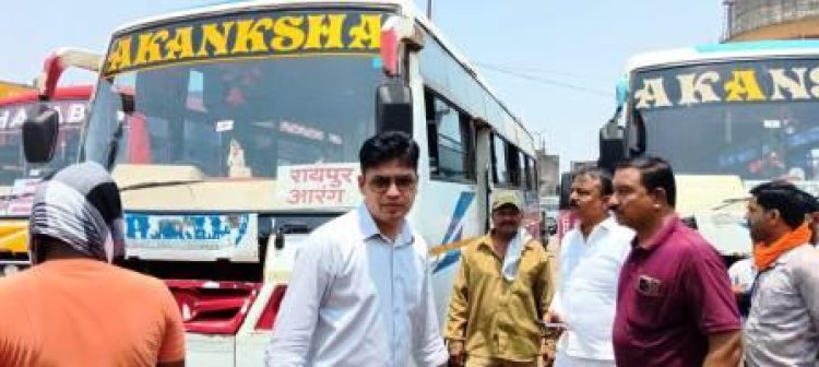 महासमुंद बस स्टैंड में आरटीओ द्वारा बसों का औचक निरीक्षण