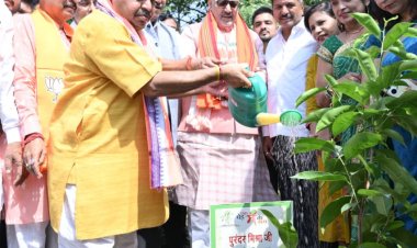 केंद्रीय मंत्री गिरिराज सिंह के साथ विधायक पुरन्दर मिश्रा ने किया पौधारोपण
