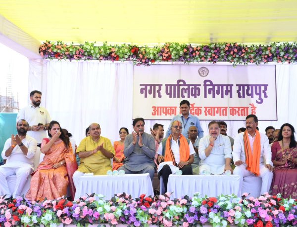 विधायक पुरंदर मिश्रा ने प्रदेश के प्रथम हाईटेक महतारी सदन, महिला योग भवन एवं जुंबा सेंटर के लोकार्पण समारोह में की सहभागिता