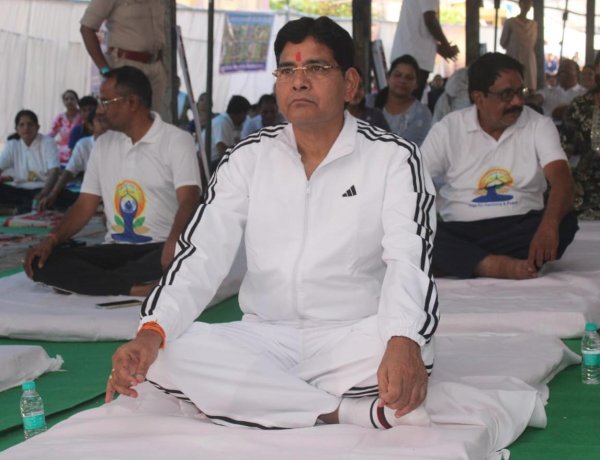 छत्तीसगढ़ महतारी और भगवान धनवंतरि की वंदना से सारंगढ़ में योग दिवस का शंखनाद  योग और नृत्य का अद्भुत संगम: सारंगढ़ में बच्चों ने संगीत की धुन पर योग मुद्राओं से मोहा मन  अंतर्राष्ट्रीय योग दिवस पर राजस्व मंत्री श्री टंक राम वर्मा की मौजूदगी में 1,000 से अधिक लोगों ने किया योगाभ्यास