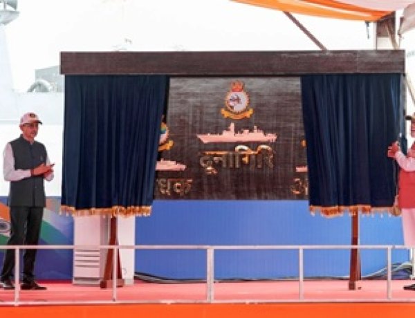 पीएम मोदी ने कोलकाता में भारतीय नौसेना को सौंपे 3 स्वदेशी युध्दपोत
