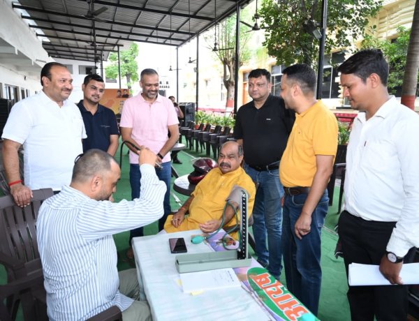 "कांग्रेस के तीर का मुस्कुराकर जवाब, विधायक पुरन्दर मिश्रा बोले – मैं स्वस्थ हूँ, ज़रूरत हो तो आप भी निःशुल्क जांच कराइए।"