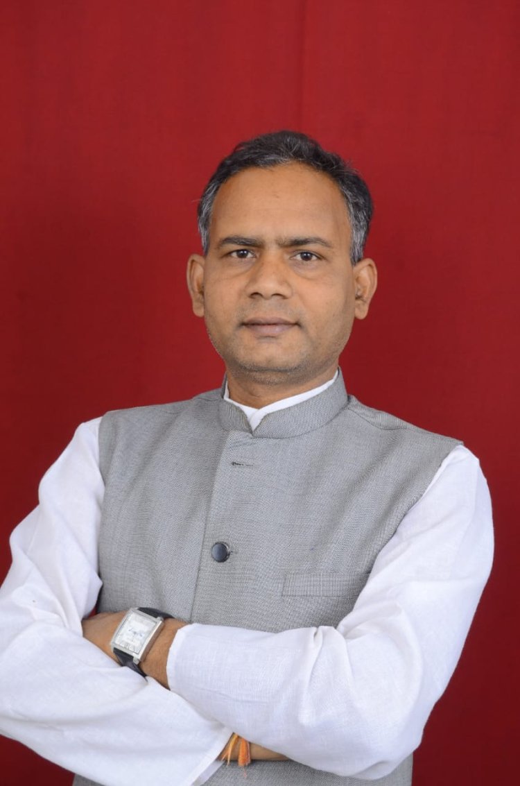 दैनिक वेतन भोगियों के नियमितीकरण मामले में सरकार क्यों चुप है