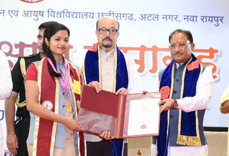 पं. दीनदयाल उपाध्याय स्मृति स्वास्थ्य विज्ञान एवं आयुष विश्वविद्यालय के चतुर्थ दीक्षांत समारोह में शामिल हुए राज्यपाल और मुख्यमंत्री